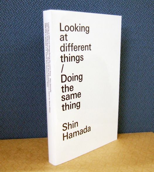 『Looking at different things / Doing the same thing』